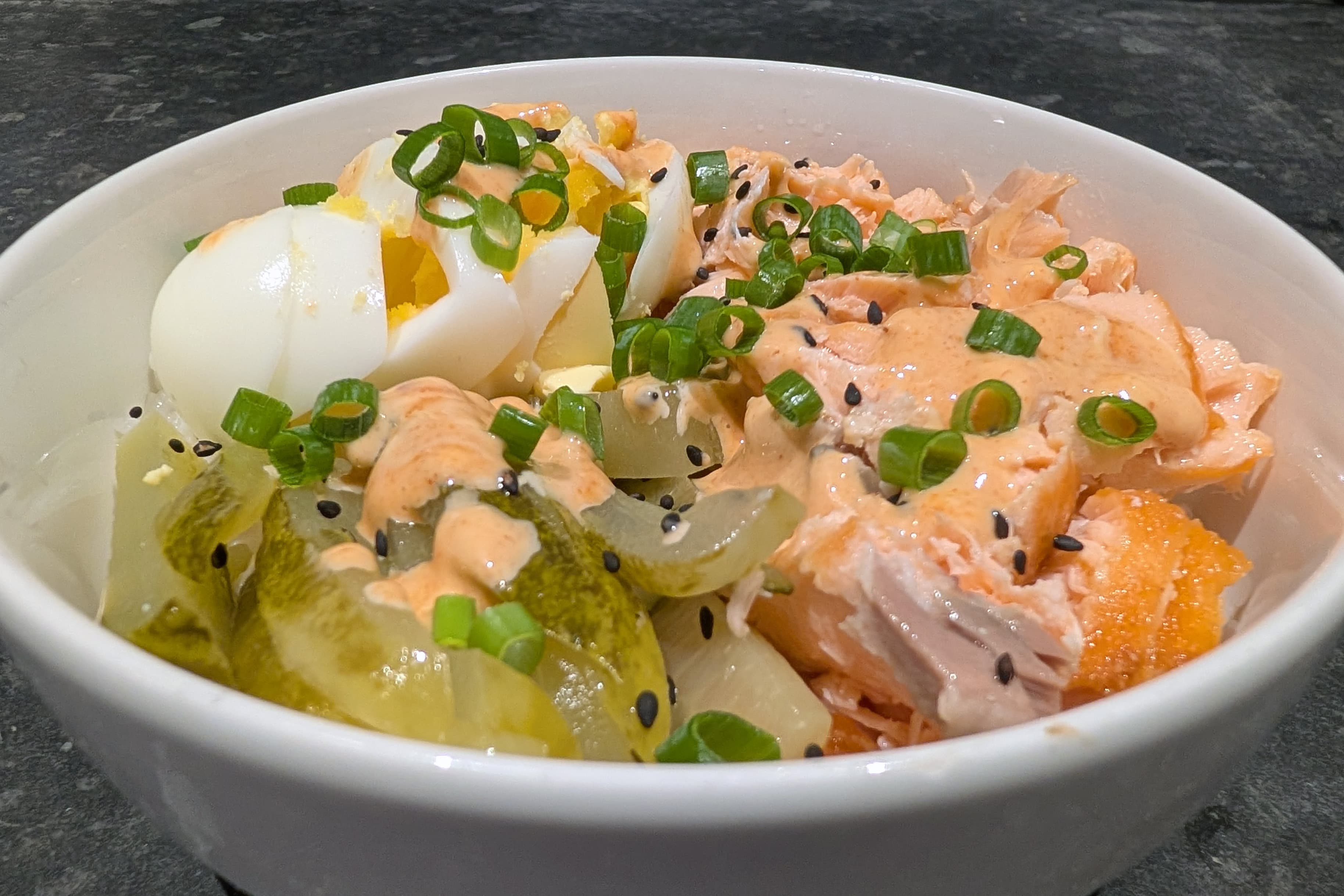 Spicy Salmon Poke Bowl: serving suggestion